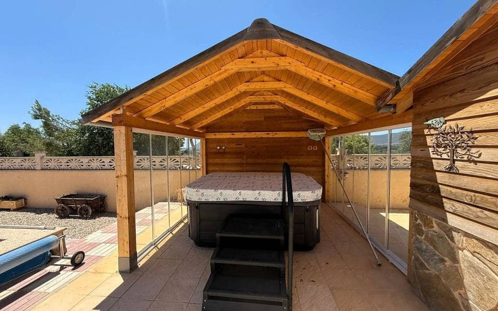 Chalet de 5 habitaciones en Castalla en venta con piscina - 550.000 € (Ref: 9950136)