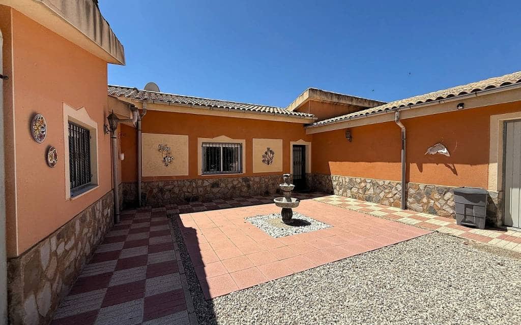 Chalet de 5 habitaciones en Castalla en venta con piscina - 550.000 € (Ref: 9950136)