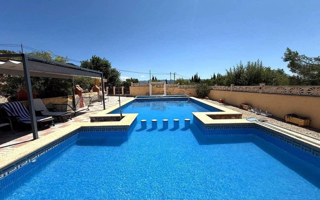 Chalet de 5 habitaciones en Castalla en venta con piscina - 550.000 € (Ref: 9950136)