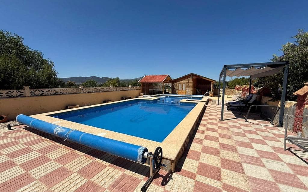 Chalet de 5 habitaciones en Castalla en venta con piscina - 550.000 € (Ref: 9950136)