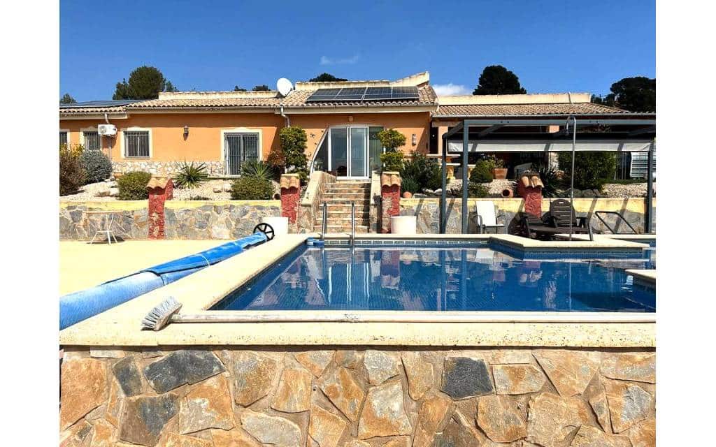 Chalet de 5 habitaciones en Castalla en venta con piscina - 550.000 € (Ref: 9950136)