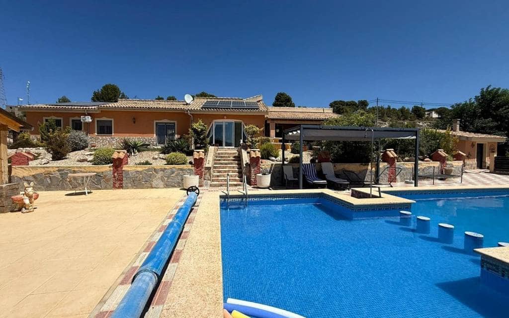 Chalet de 5 habitaciones en Castalla en venta con piscina - 550.000 € (Ref: 9950136)