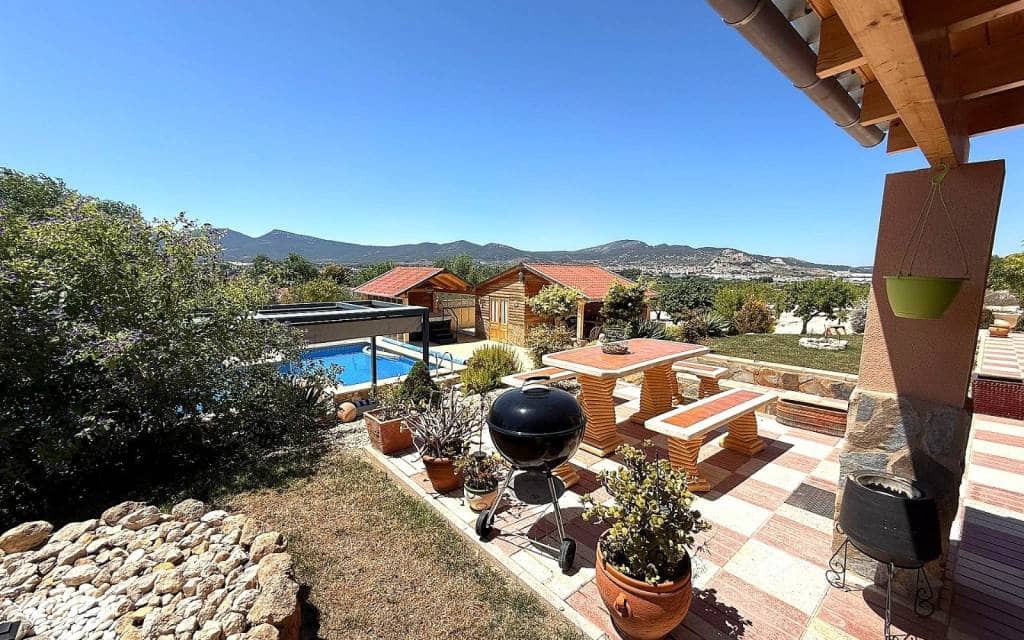 Chalet de 5 habitaciones en Castalla en venta con piscina - 550.000 € (Ref: 9950136)