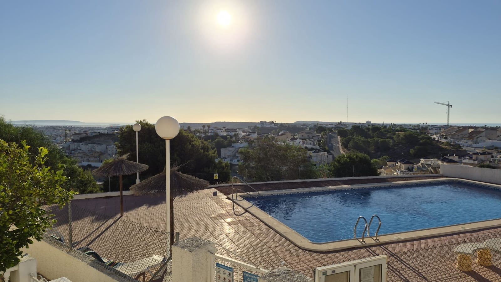 1 soverom Leilighet til salgs i Alicante by med svømmebasseng garasje - € 105 000 (Ref: 10015865)