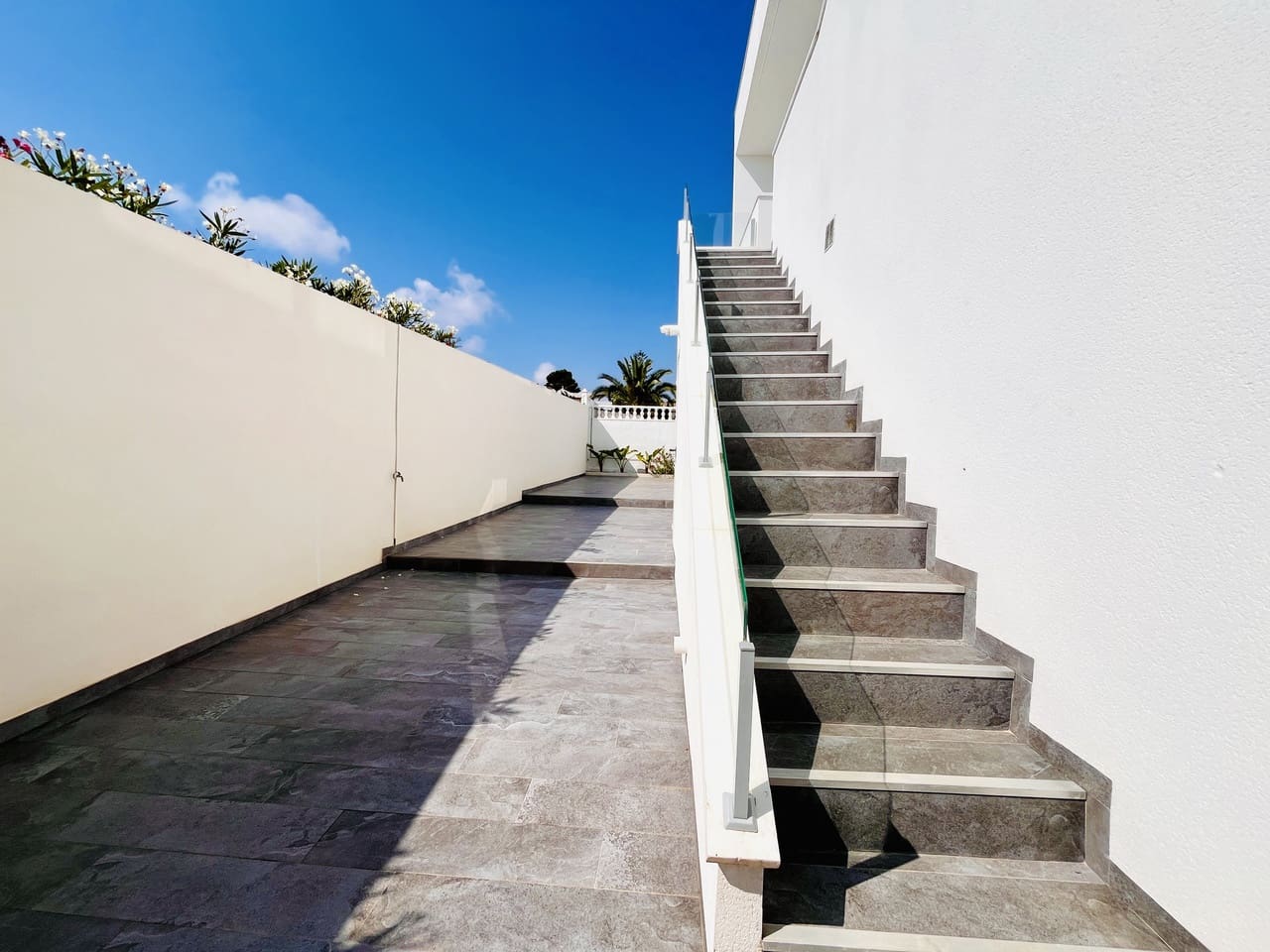 6 sypialnia Willa na sprzedaż w Los Balcones z basenem garażem - 1 050 000 € (Ref: 10016507)
