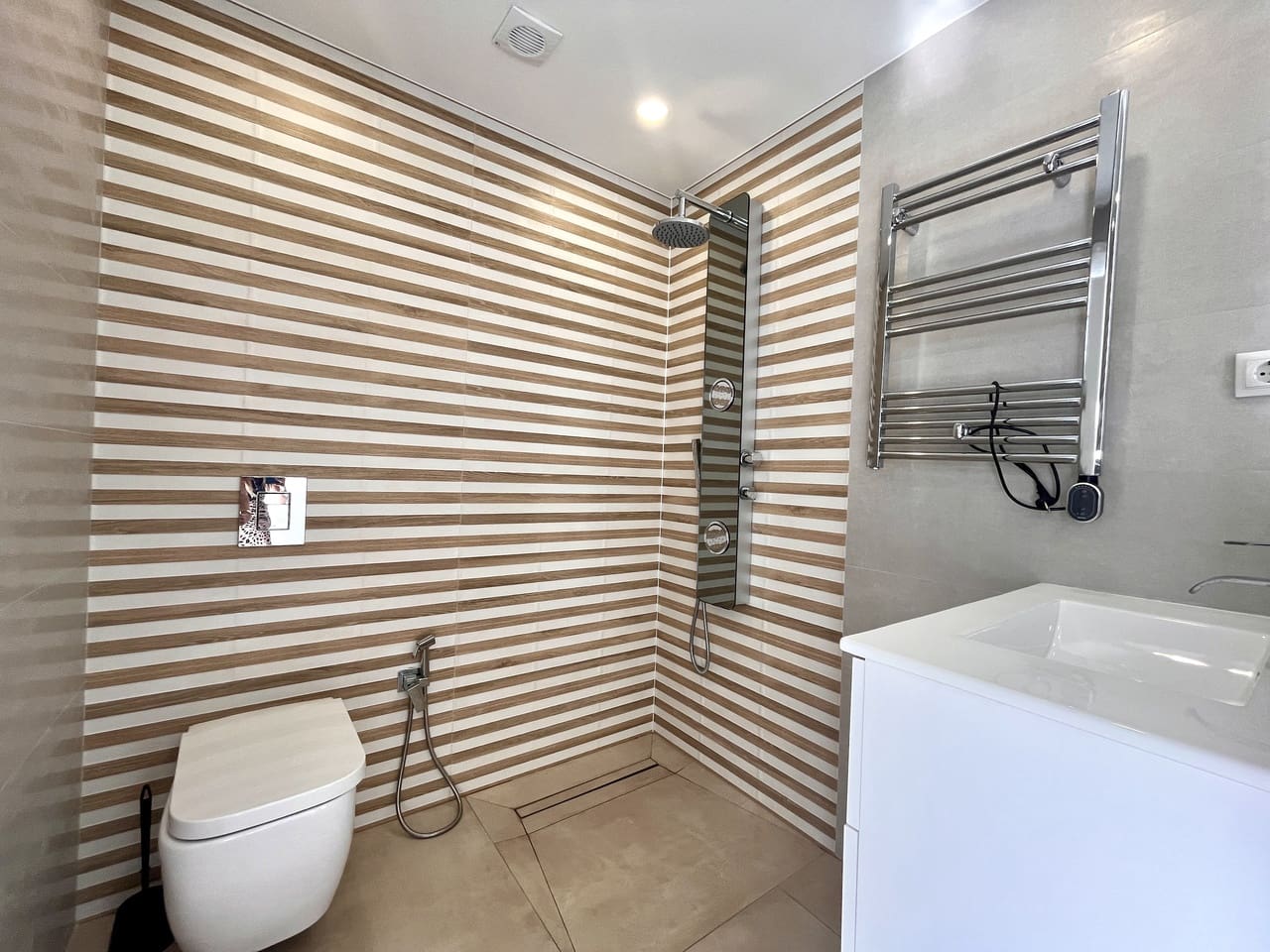 6 sypialnia Willa na sprzedaż w Los Balcones z basenem garażem - 1 050 000 € (Ref: 10016507)