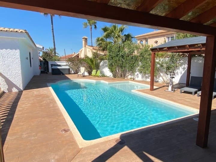3 Zimmer Villa zu verkaufen in Ciudad Quesada mit Pool - 530.000 € (Ref: 8427222)