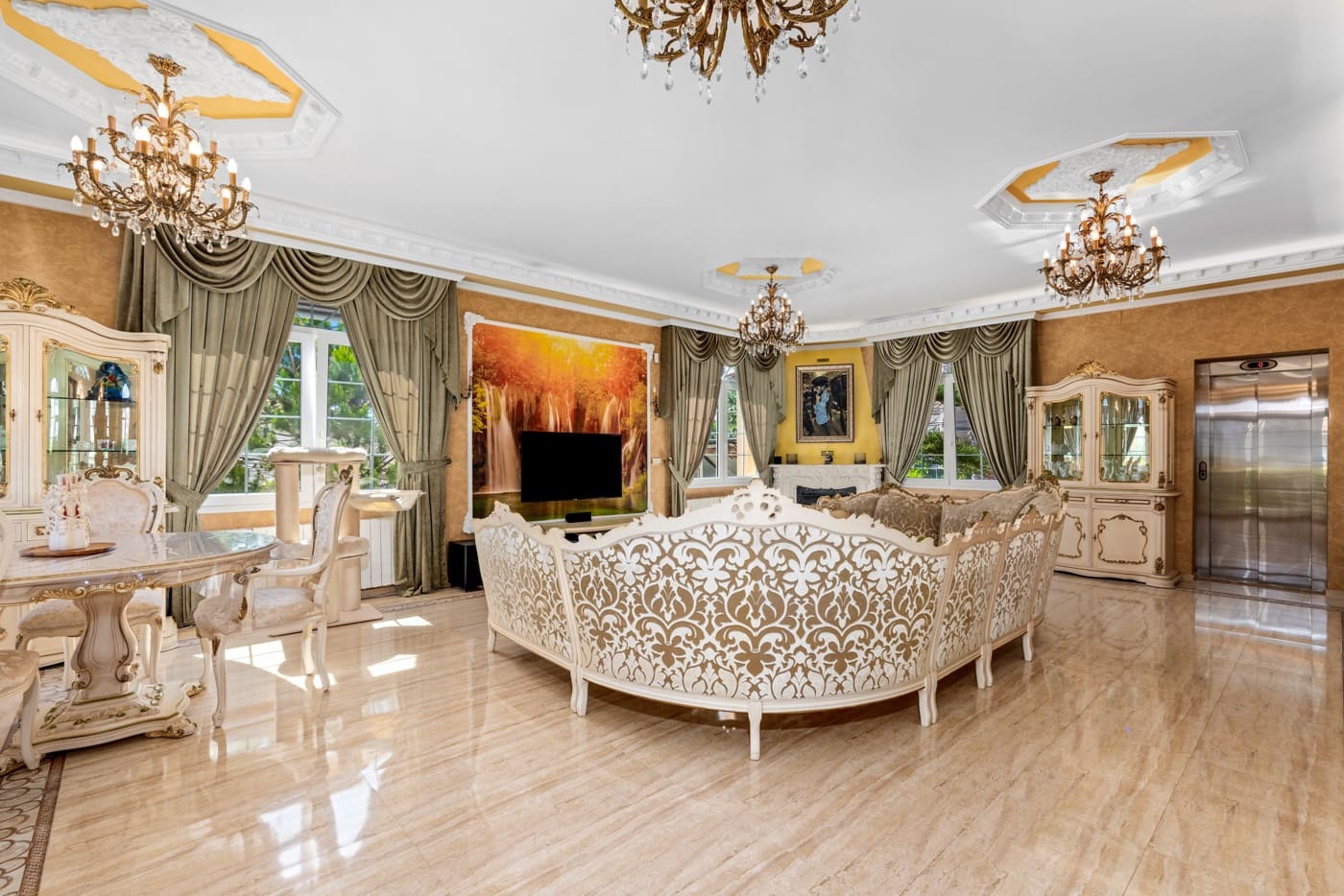 6 bedroom Villa for sale in Playa Flamenca with pool - € 2,095,000 (Ref: 8912896)