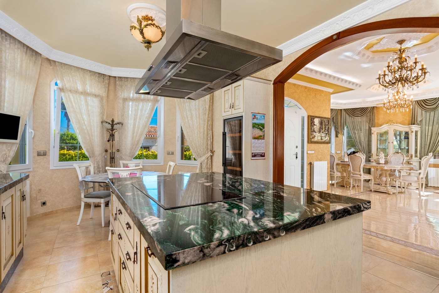 6 bedroom Villa for sale in Playa Flamenca with pool - € 2,095,000 (Ref: 8912896)