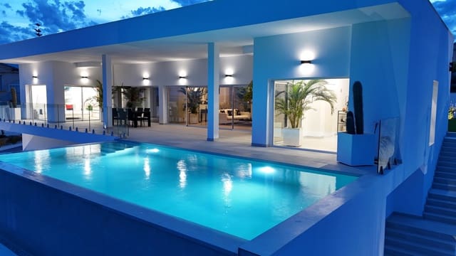 Villa for sale in La Marina, Elche / Elx with pool - € 1,590,000 (Ref: 9372259)