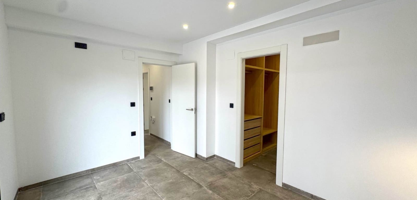 4 bedroom Villa for sale in Torrevieja with pool - € 495,000 (Ref: 9394409)