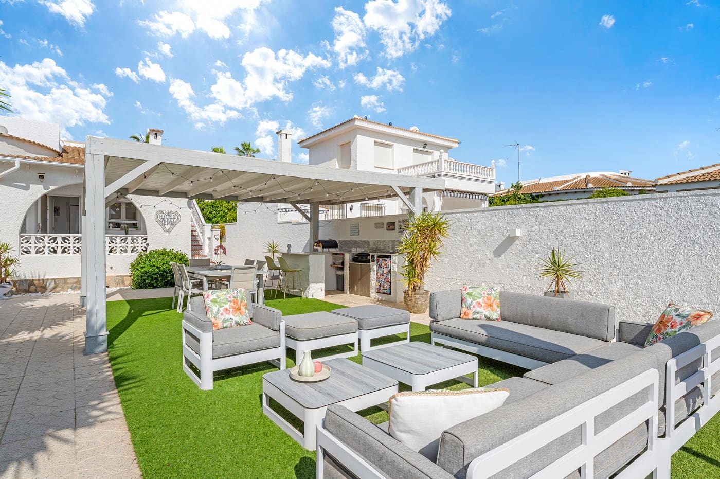 3 bedroom Villa for sale in Pueblo Bravo with pool - € 440,000 (Ref: 9823863)