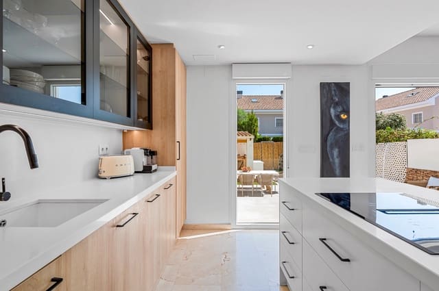 4 soverom Hus til salgs i Playa de San Juan, Alicante by med svømmebasseng - € 649 000 (Ref: 9844196)