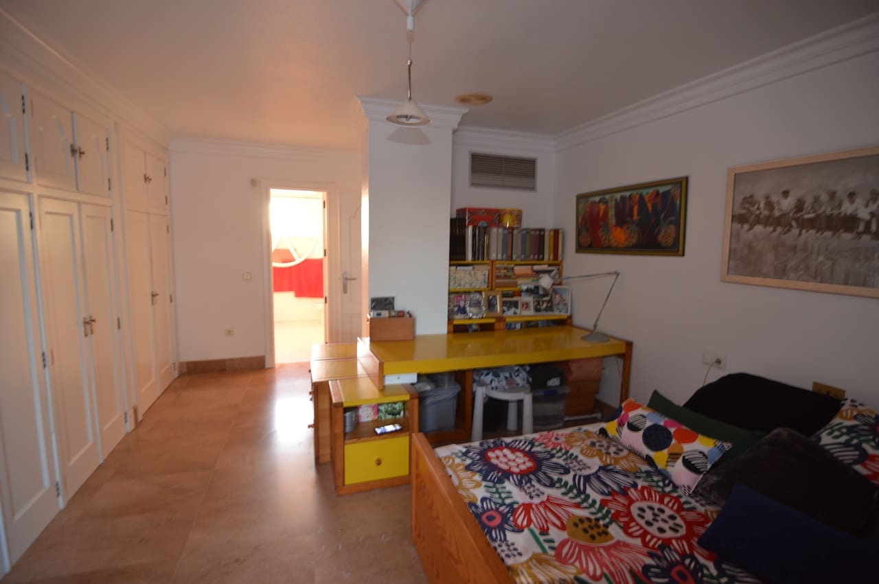 4 Zimmer Villa zu verkaufen in Torrevieja mit Pool - 890.000 € (Ref: 9848081)
