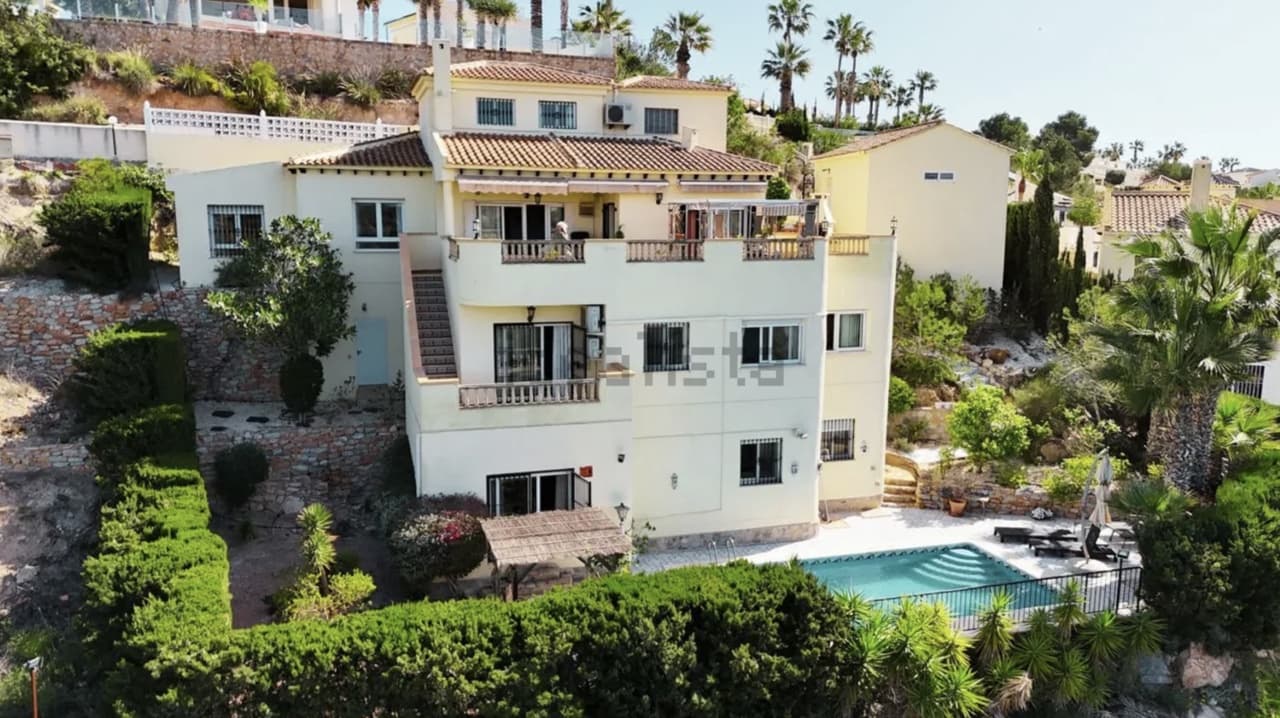 5 Zimmer Villa zu verkaufen in Villamartin mit Pool - 635.000 € (Ref: 9848082)