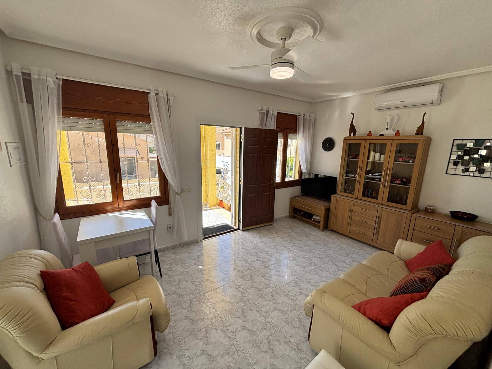 2 slaapkamer Villa te koop in Ciudad Quesada met zwembad - € 210.000 (Ref: 9850478)