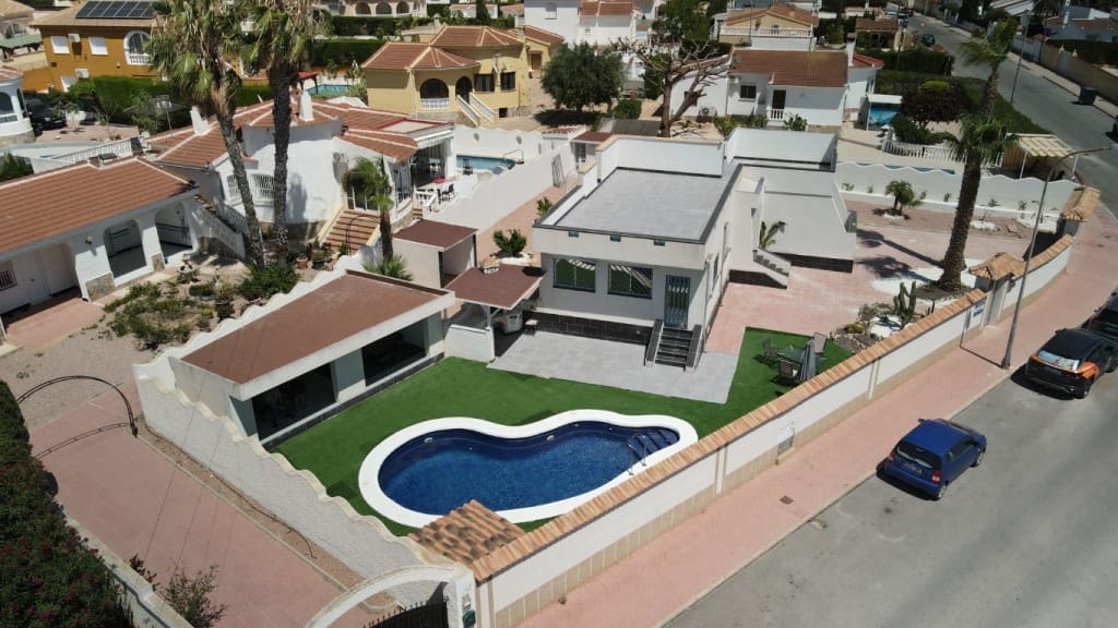 Chalet de 3 habitaciones en Ciudad Quesada en venta con piscina - 549.950 € (Ref: 9956599)
