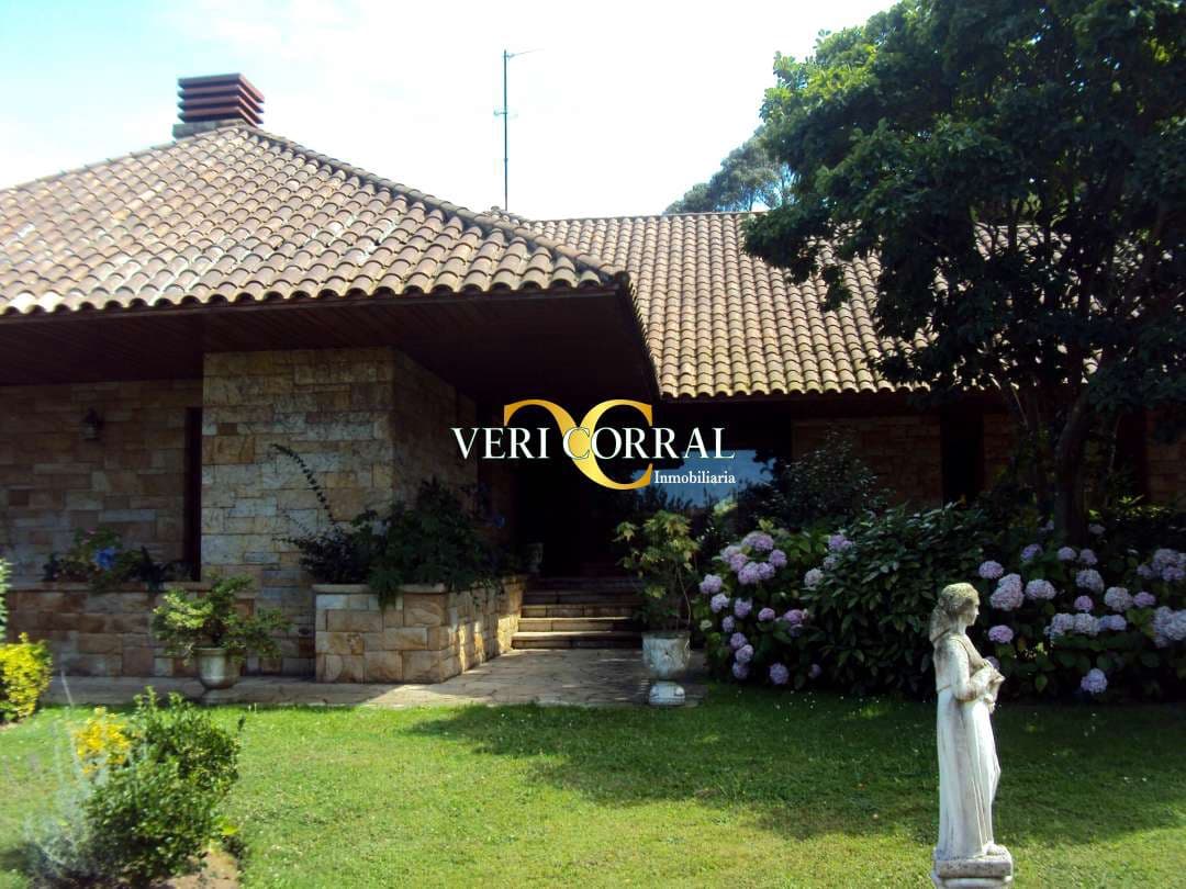 6 bedroom Villa for sale in Gijon with pool - € 1,200,000 (Ref: 9443452)