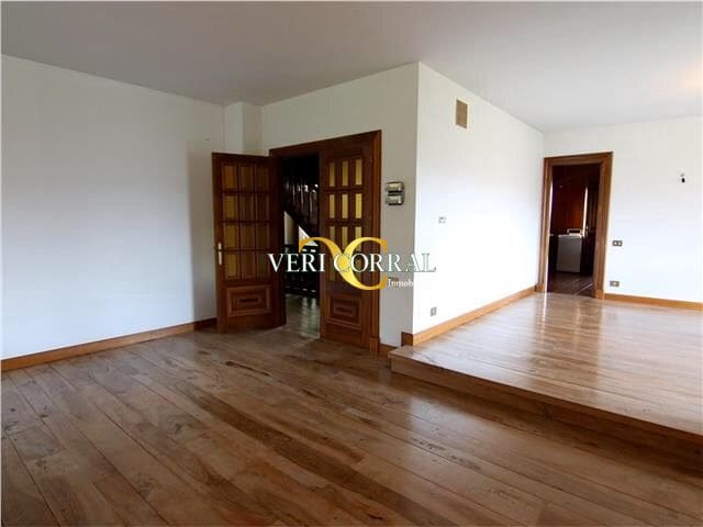 6 bedroom Villa for sale in Gijon with pool - € 1,200,000 (Ref: 9443452)