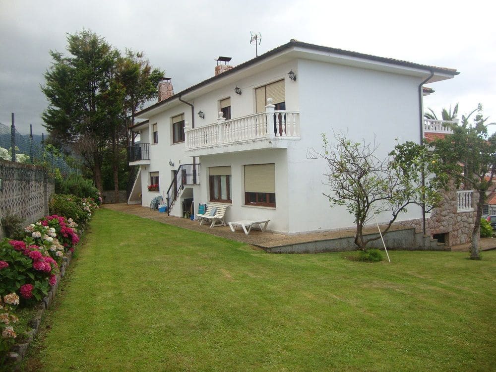 6 bedroom Townhouse for sale in Llanes - € 3,000,000 (Ref: 9443476)