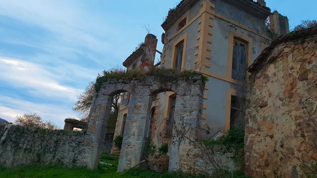 8 soveværelse Byhus til salg i Tresgrandas, Llanes - € 150.000 (Ref: 9443479)