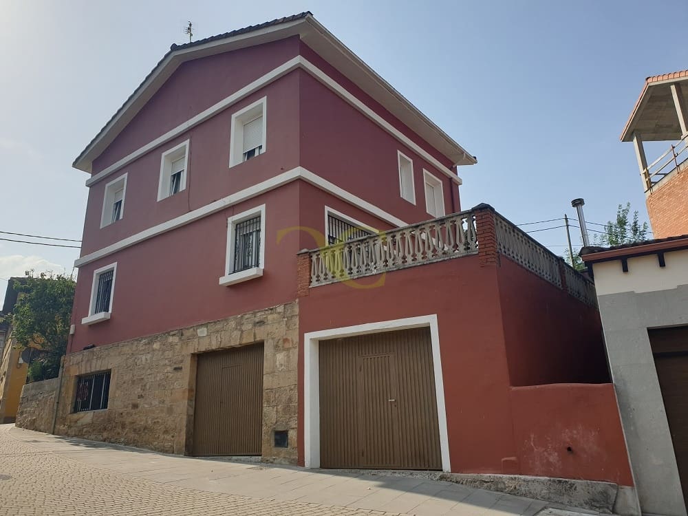 6 bedroom Townhouse for sale in Cabrales - € 260,000 (Ref: 9443481)