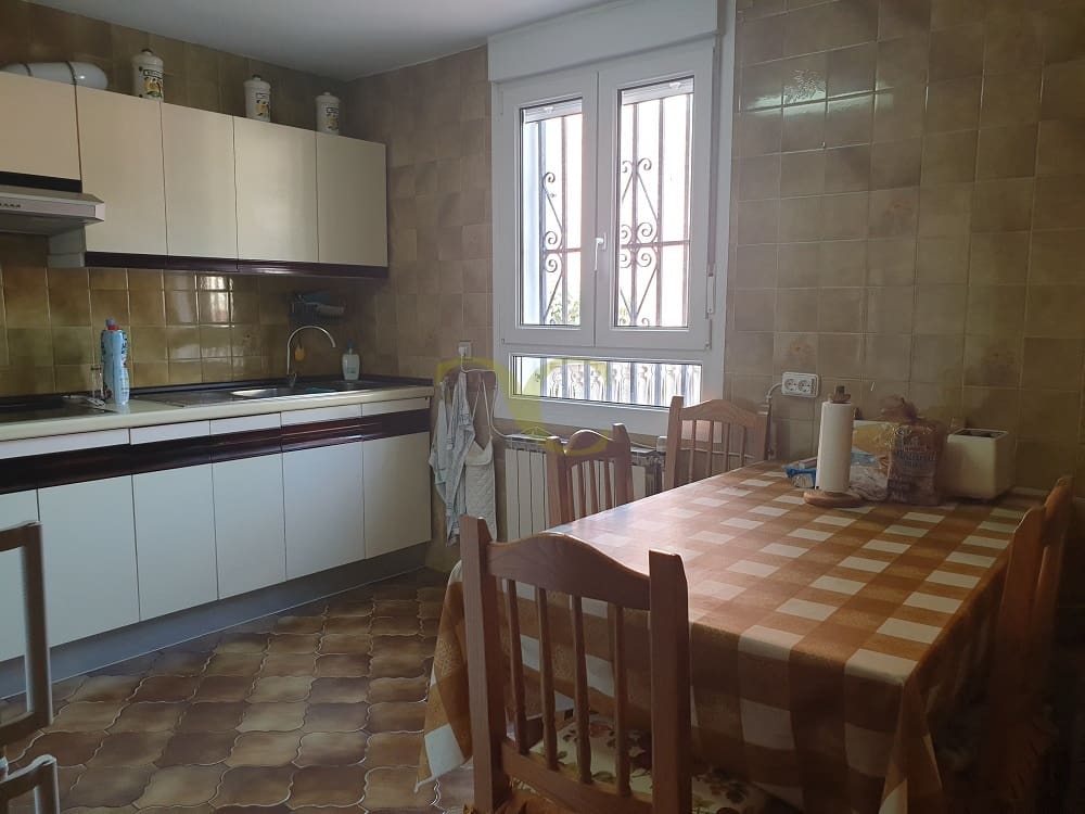 6 bedroom Townhouse for sale in Cabrales - € 260,000 (Ref: 9443481)