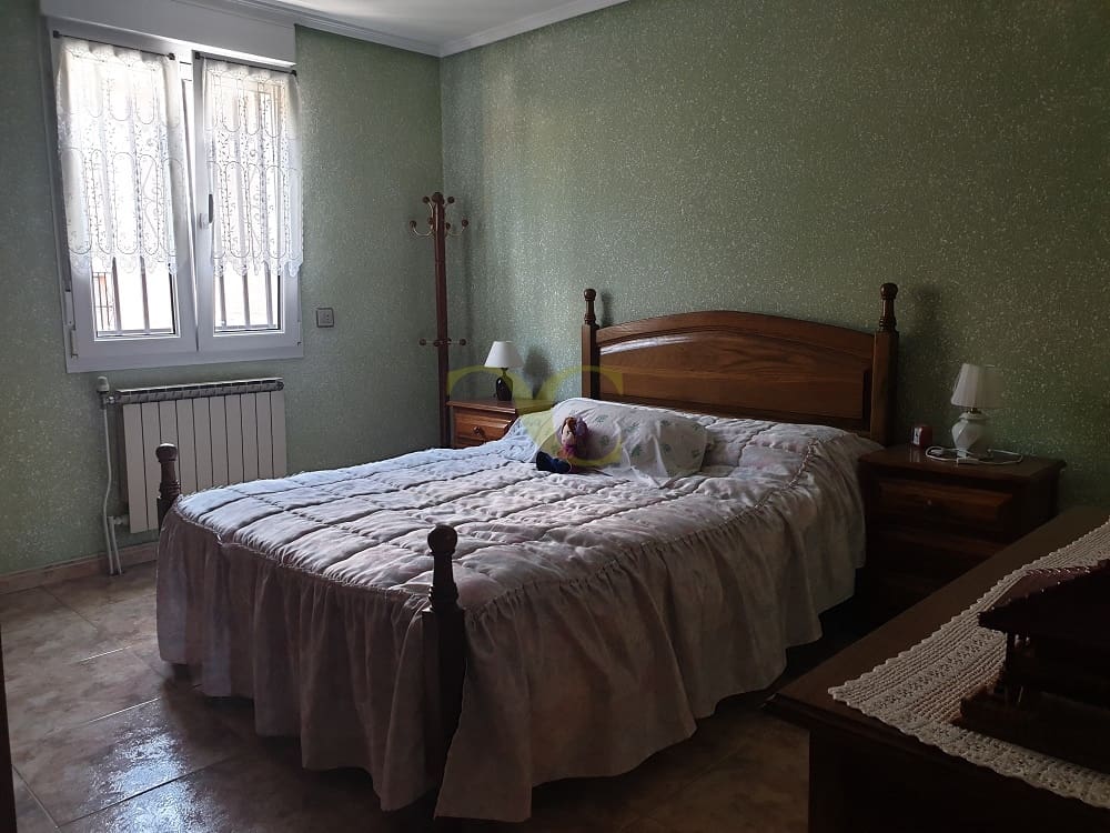 6 bedroom Townhouse for sale in Cabrales - € 260,000 (Ref: 9443481)