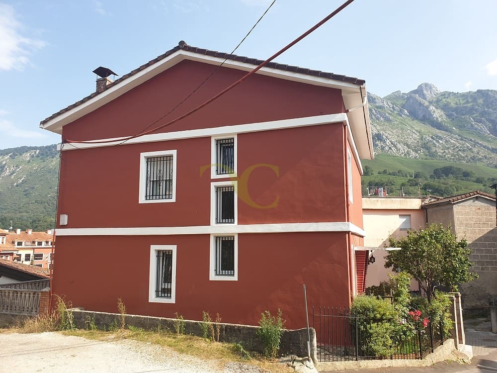 6 bedroom Townhouse for sale in Cabrales - € 260,000 (Ref: 9443481)