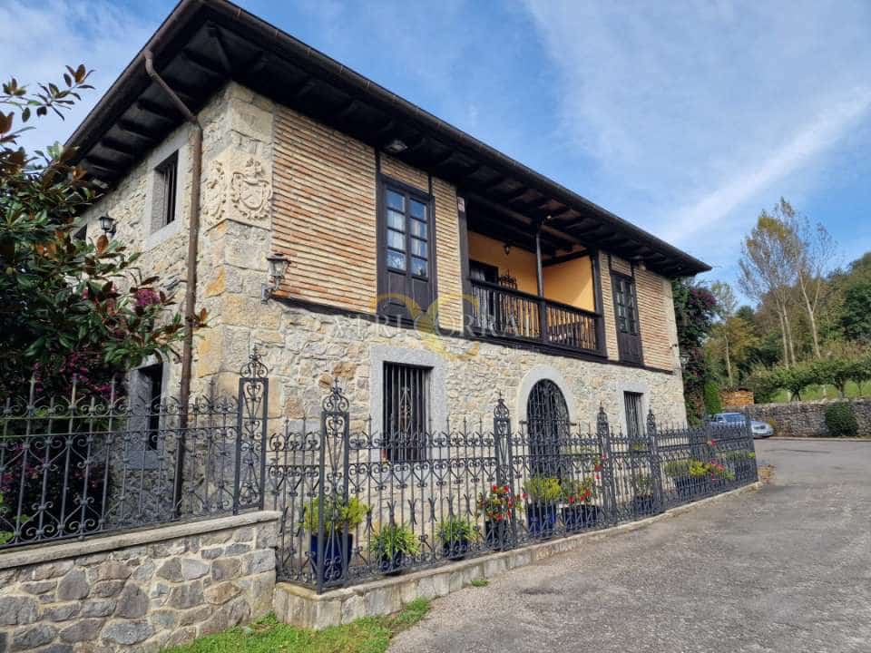 5 bedroom Townhouse for sale in Llanes - € 975,000 (Ref: 9443490)