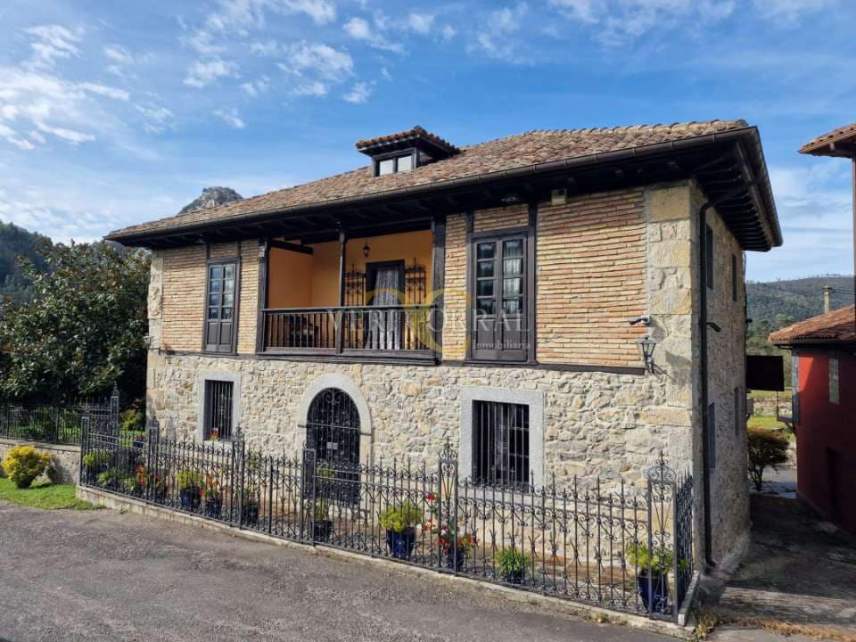 5 bedroom Townhouse for sale in Llanes - € 975,000 (Ref: 9443490)