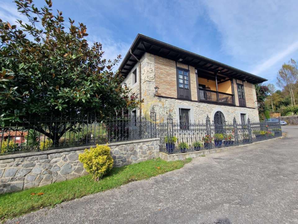 5 bedroom Townhouse for sale in Llanes - € 975,000 (Ref: 9443490)