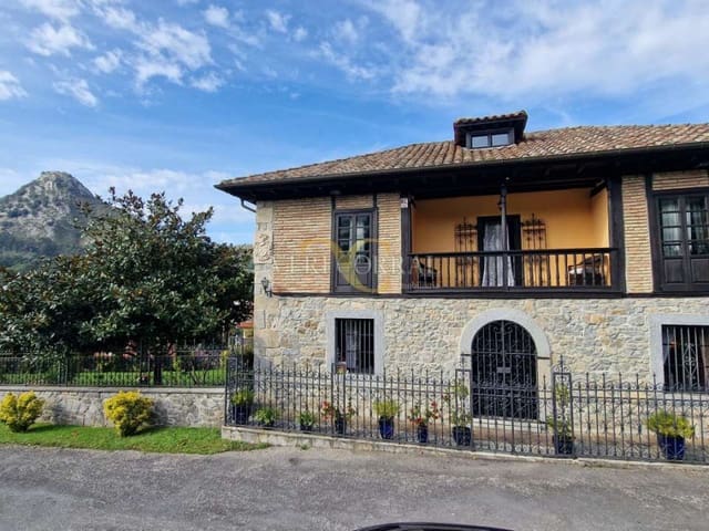 5 bedroom Townhouse for sale in Llanes - € 975,000 (Ref: 9443490)