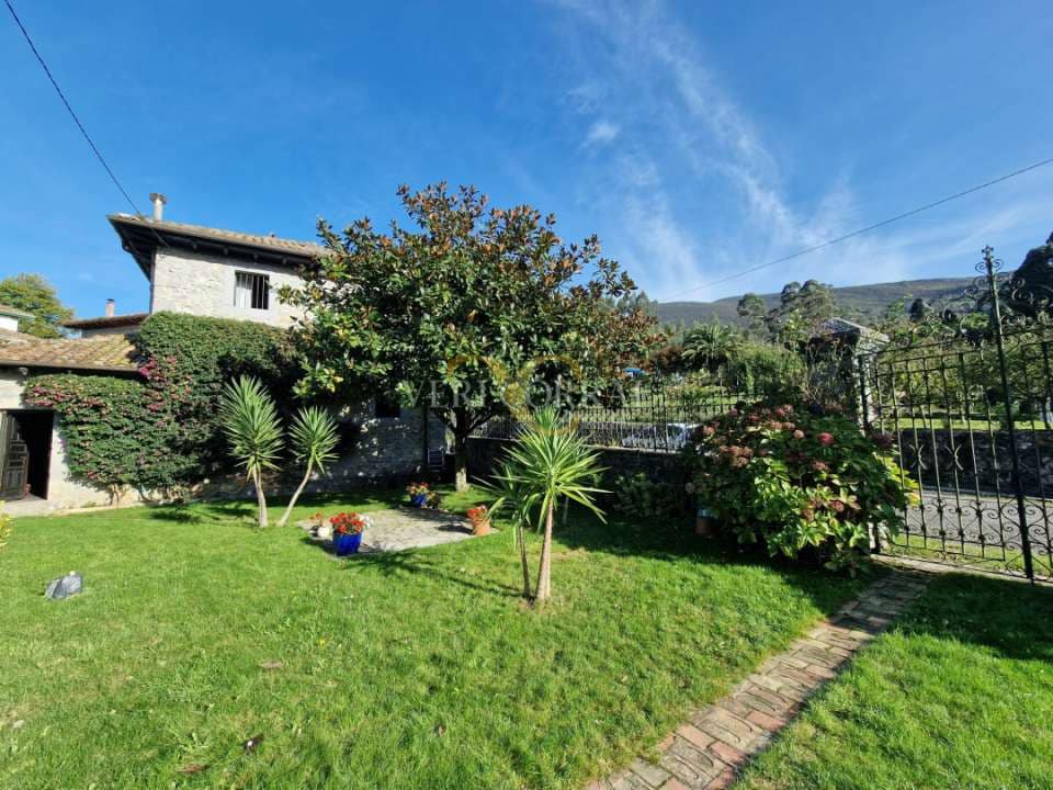 5 bedroom Townhouse for sale in Llanes - € 975,000 (Ref: 9443490)