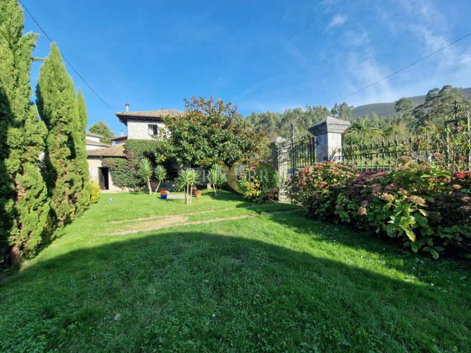 5 bedroom Townhouse for sale in Llanes - € 975,000 (Ref: 9443490)