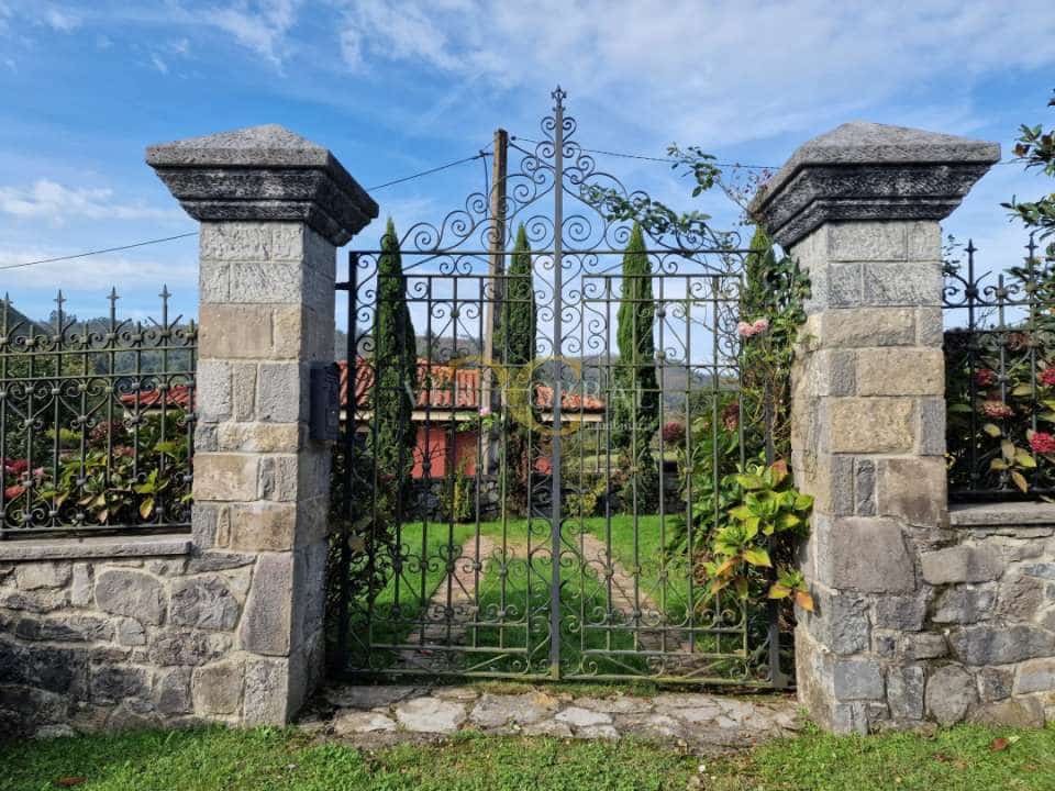 5 bedroom Townhouse for sale in Llanes - € 975,000 (Ref: 9443490)