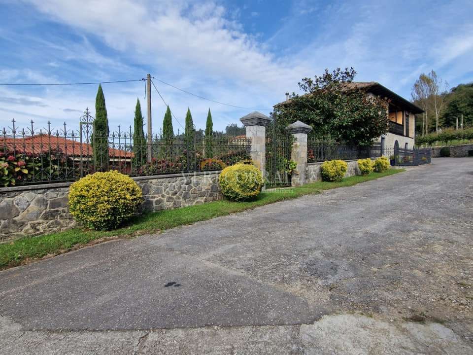 5 bedroom Townhouse for sale in Llanes - € 975,000 (Ref: 9443490)