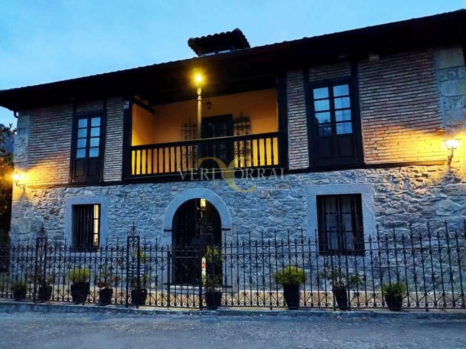 5 bedroom Townhouse for sale in Llanes - € 975,000 (Ref: 9443490)