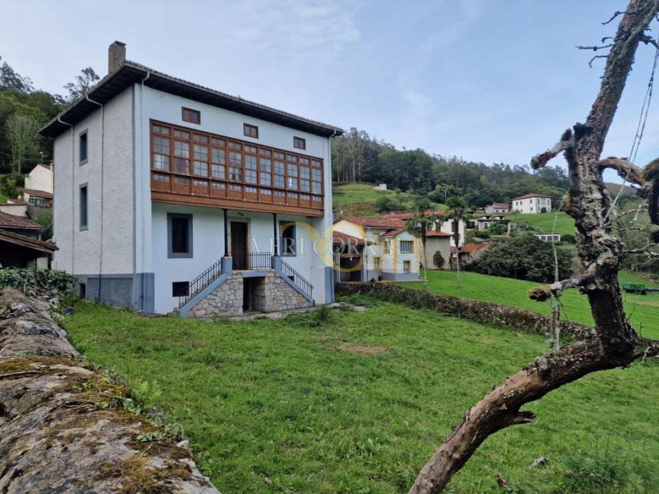 9 bedroom Townhouse for sale in Llanes - € 460,000 (Ref: 9443491)
