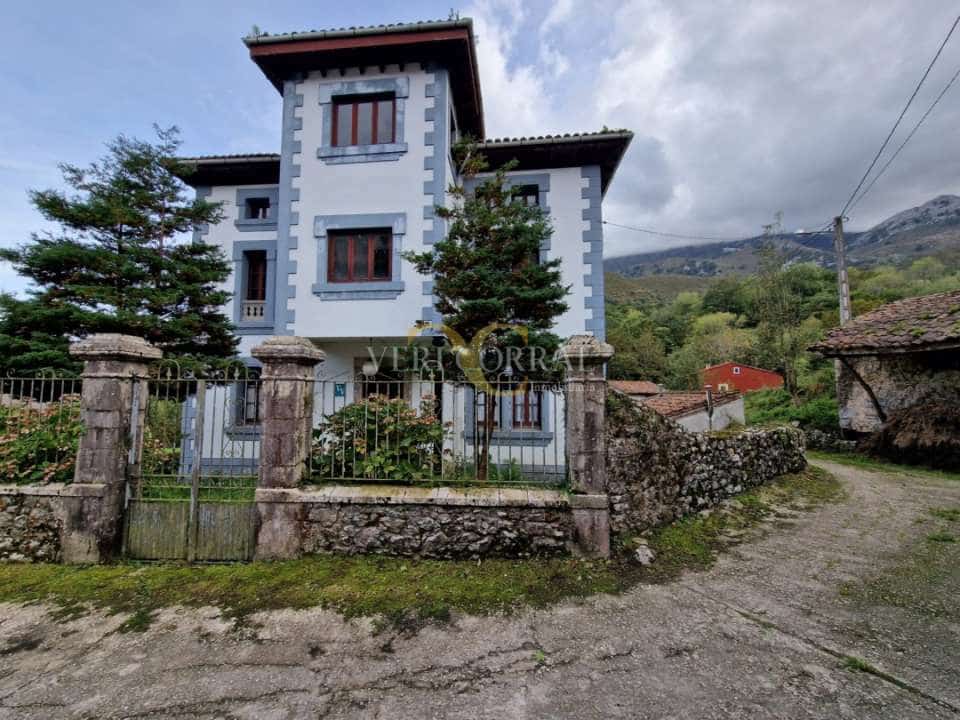 9 bedroom Townhouse for sale in Llanes - € 460,000 (Ref: 9443491)