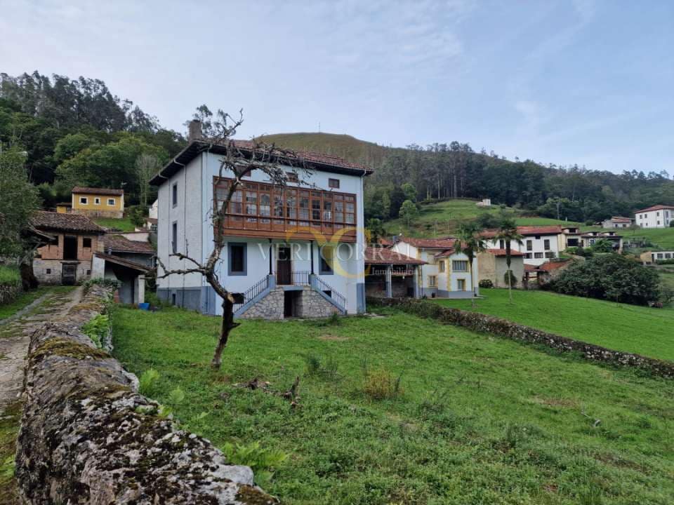 9 bedroom Townhouse for sale in Llanes - € 460,000 (Ref: 9443491)