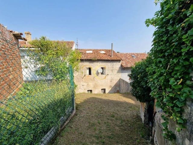 4 soveværelse Semi-Rækkehus til salg i Ribadesella/Ribeseya, Ribadesella - € 100.000 (Ref: 9443492)