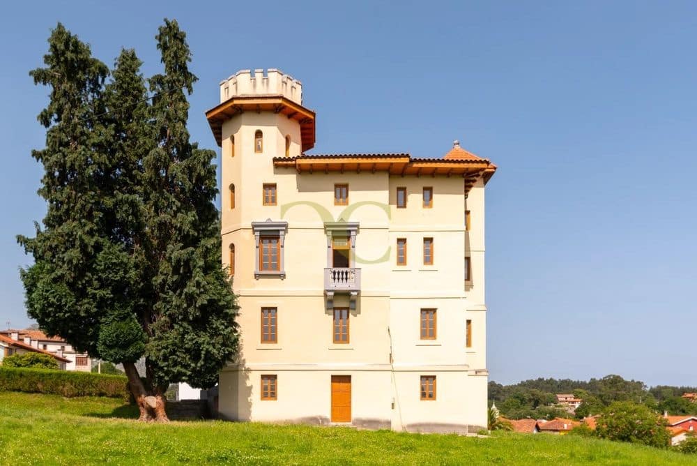 9 bedroom Townhouse for sale in Llanes - € 1,040,000 (Ref: 9443532)