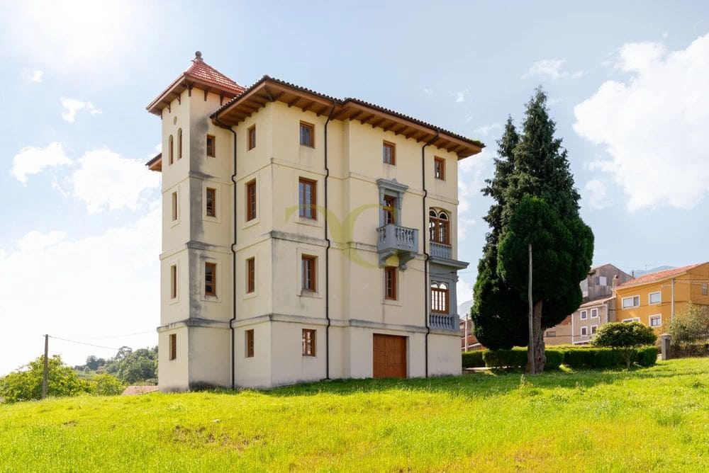 9 bedroom Townhouse for sale in Llanes - € 1,040,000 (Ref: 9443532)