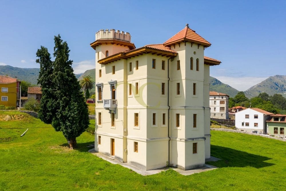 9 bedroom Townhouse for sale in Llanes - € 1,040,000 (Ref: 9443532)