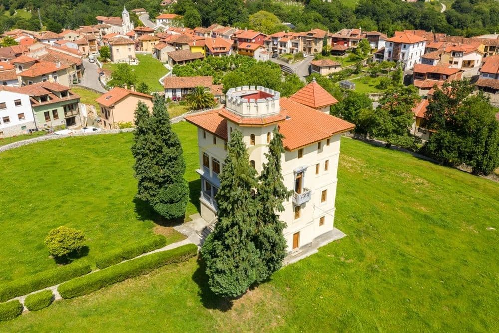 9 bedroom Townhouse for sale in Llanes - € 1,040,000 (Ref: 9443532)