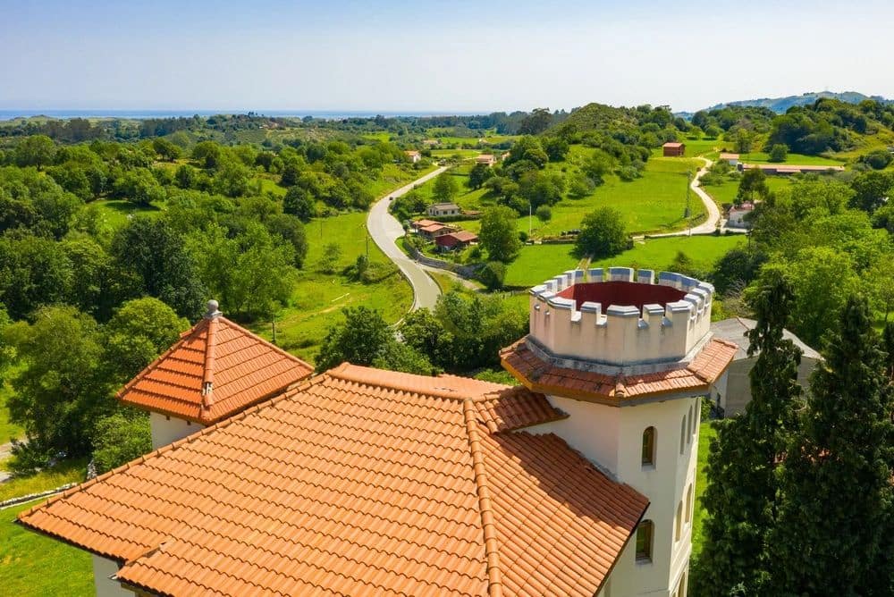 9 bedroom Townhouse for sale in Llanes - € 1,040,000 (Ref: 9443532)