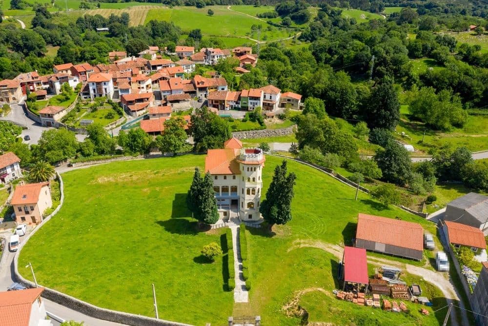 9 bedroom Townhouse for sale in Llanes - € 1,040,000 (Ref: 9443532)