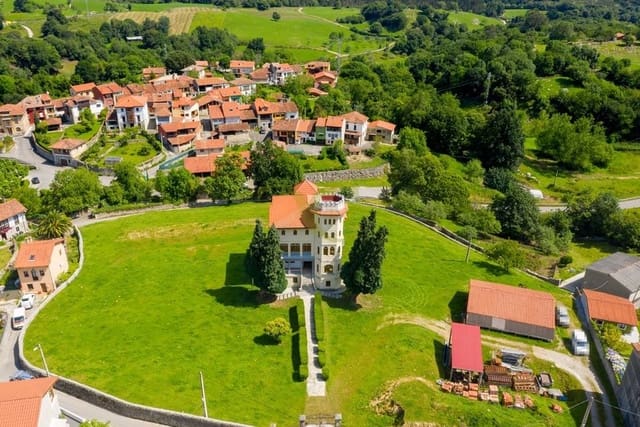 9 bedroom Townhouse for sale in Llanes - € 1,040,000 (Ref: 9443532)