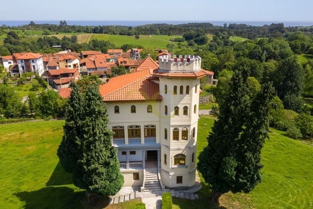 9 bedroom Townhouse for sale in Llanes - € 1,040,000 (Ref: 9443532)